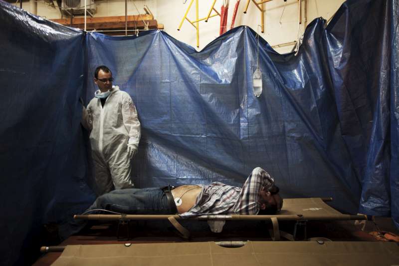 Un rifugiato siriano attende assistenza medica in un'area dedicata a bordo della nave San Giusto. ©UNHCR/A.D’Amato