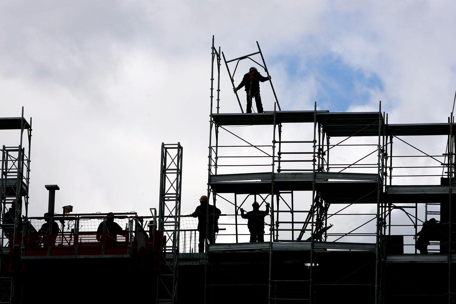 Lavoratori stranieri: arretramento del tasso d'occupazione maggiore e lavori più disagevoli