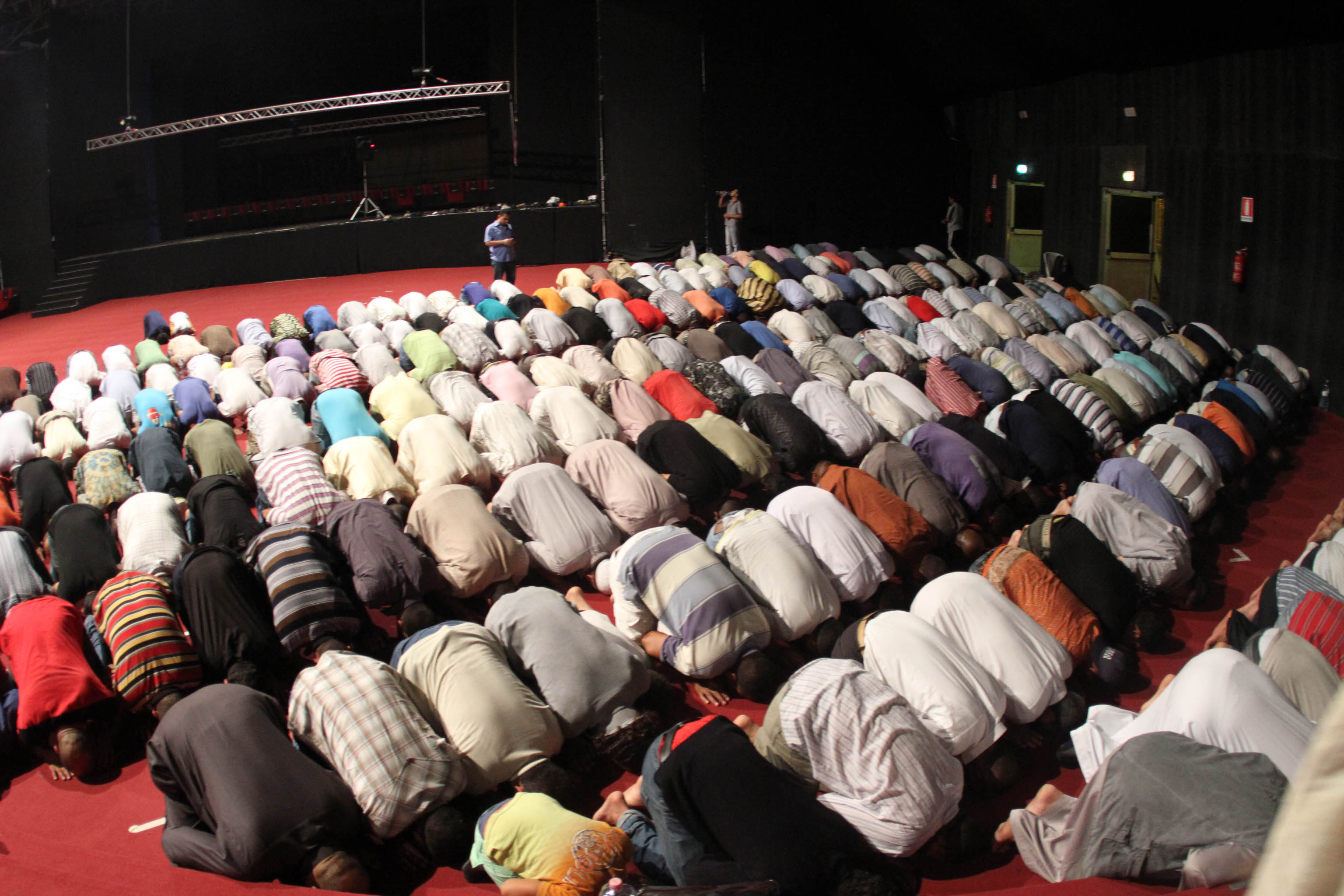 Costretti a pregare in palestra o nel garage. Ad Arles vince il reportage che svela le conseguenze dell'islamofobia 