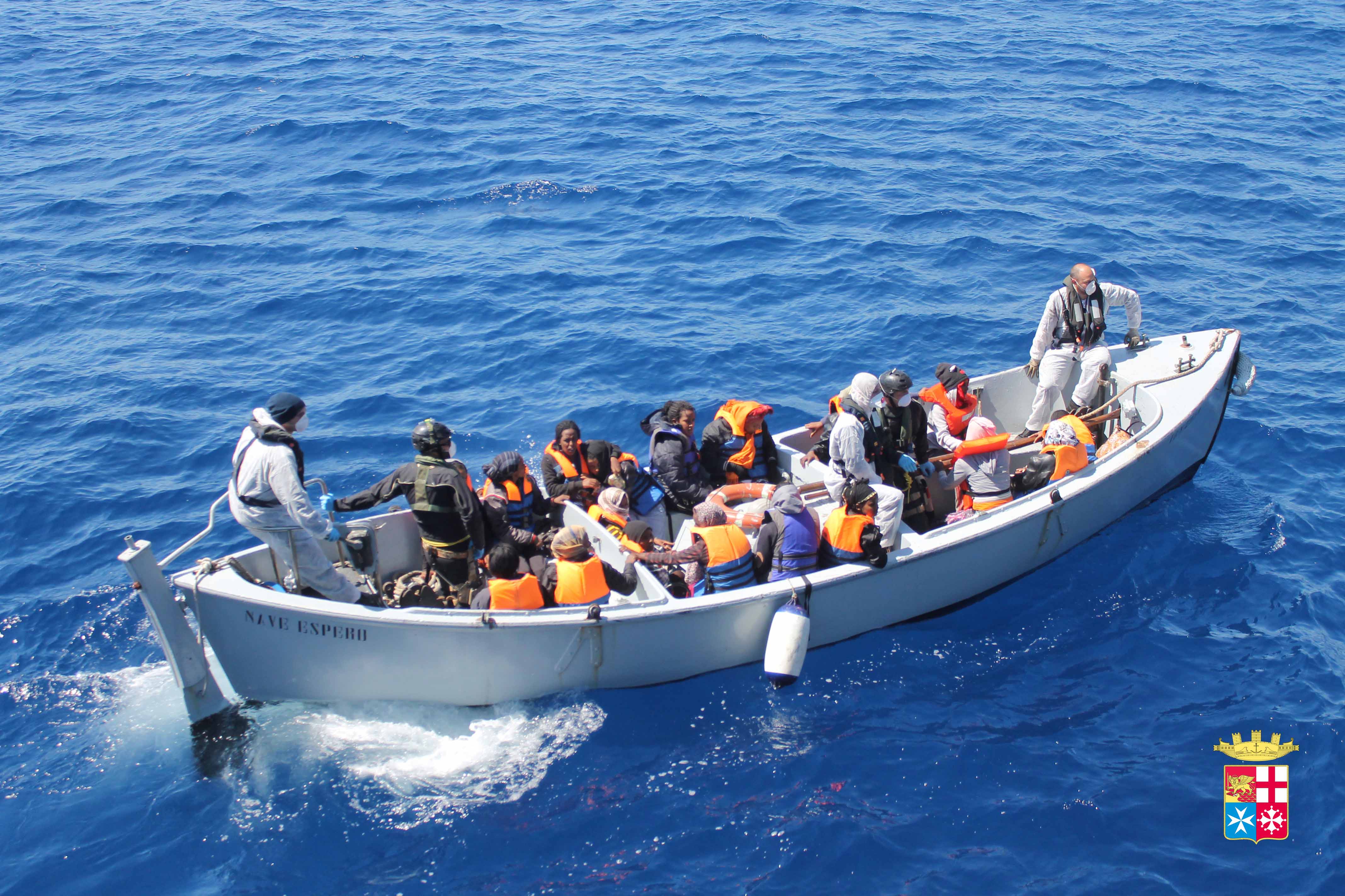 Un anno dopo il naufragio torna a Lampedusa per commemorare i compagni di viaggio. Le storie di UNHCR