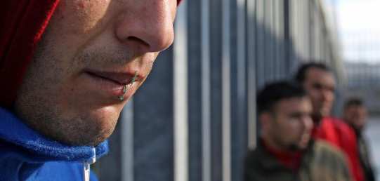 Labbra cucite per protesta al CIE di Bari