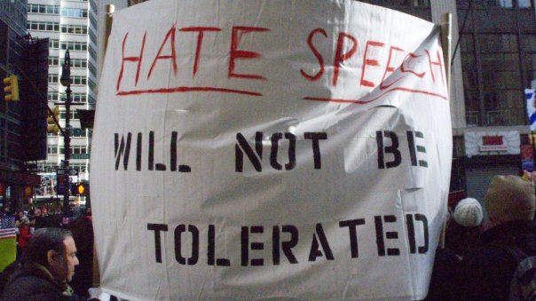 Hate speech: le domande che un giornalista dovrebbe porsi prima di citare un discorso d'odio