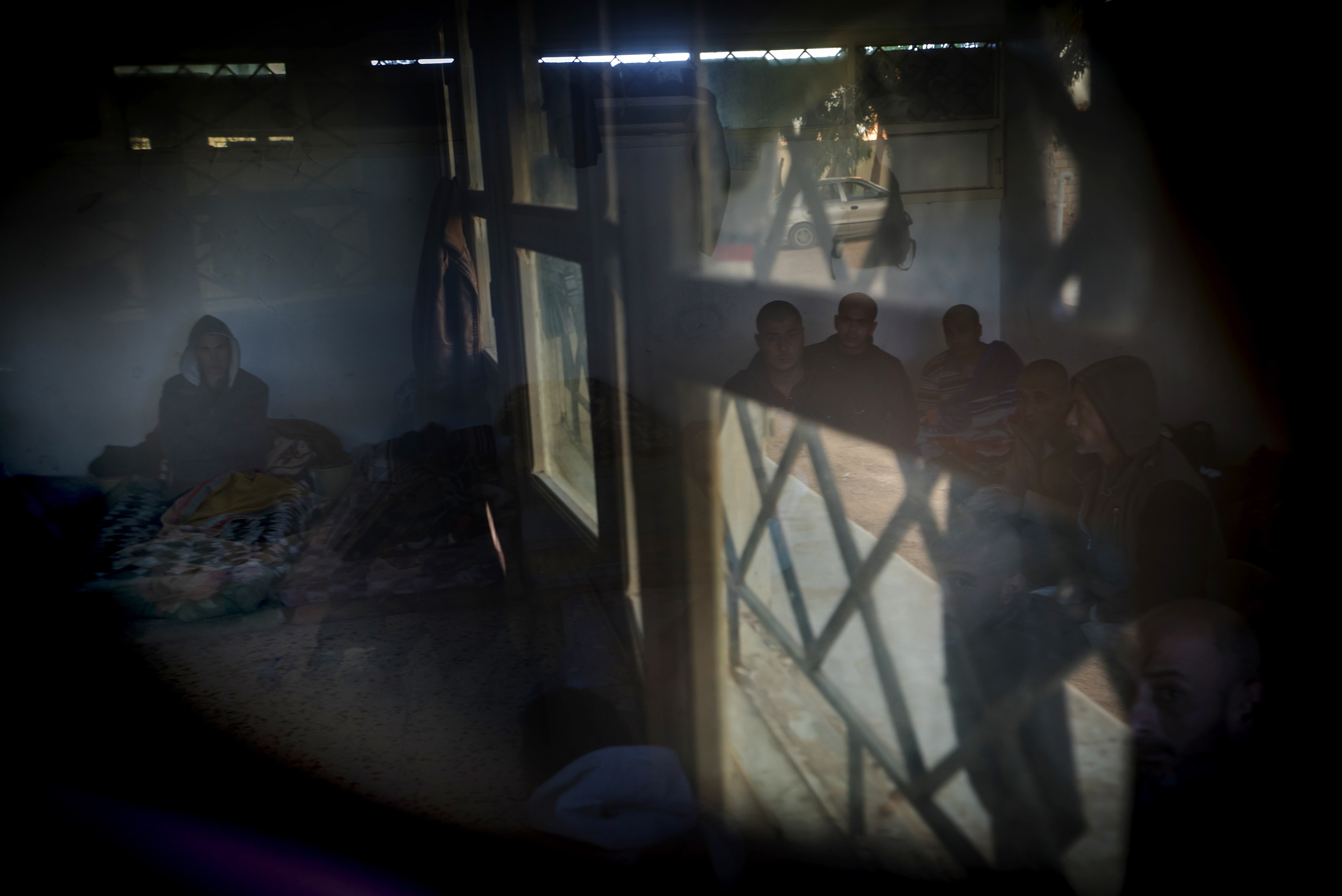 Persone detenute a Garbugli, Libia (marzo 2016). Foto tratta da "Trapped in transit", ©Ricardo Garcia Vilanova.