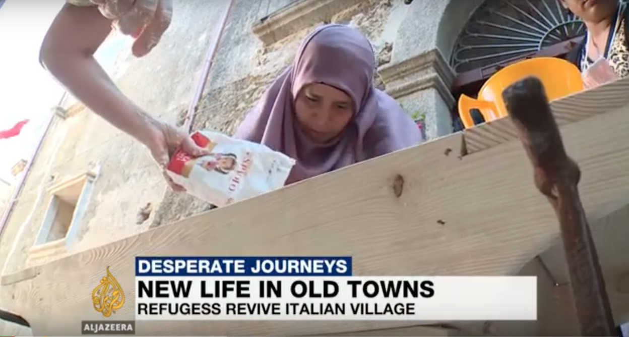La stampa nazionale e estera si è più volte occupata dei modelli di accoglienza. Qui Al Jazeera English è nella Locride, a Camini: delle donne rifugiate imparano a cucinare le zeppole.