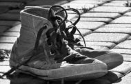 Dirty messages: scarpe di rifugiati in viaggio per il mondo