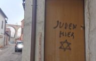 “Qui abita un giudeo…” una scritta che discende dalle parole usate come pietre