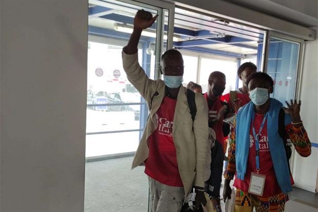Cei-Caritas. Corridoi umanitari, arrivati a Fiumicino 45 profughi dal Niger