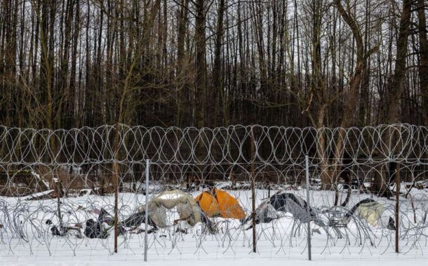 La Polonia avvia la costruzione del muro antiprofughi. L'opposizione: vergogna