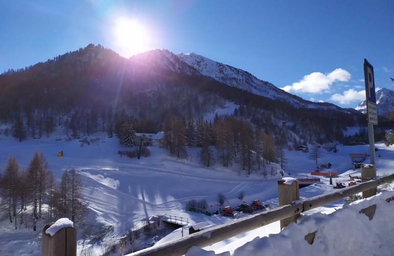 Rotta alpina, la “farsa” dei controlli al confine. Le persone passano ma rischiano di più