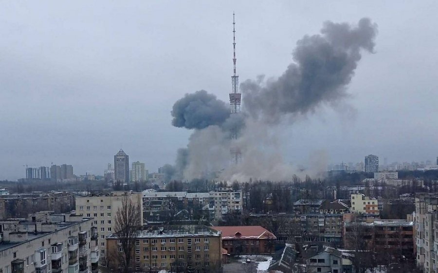 Bombe sulla torre della tv ucraina e media russi silenziati, Fnsi: «Mosca imbavaglia i giornalisti»